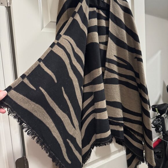 Banana Republic Shawl in Animal Print with fringe detail - Picture 3 of 5